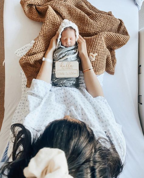 Newborn Picture In Hospital, Newborn Hospital Gender Reveal, Caden Lane Hospital Pic, New Born Announcement Girl, Newborn Baby Announcement Hospital, Newborn First 48 Photography, Newborn Hospital Pictures With Mom, Newborn Diy Photoshoot Hospital, Newborn Hospital Crib Photos