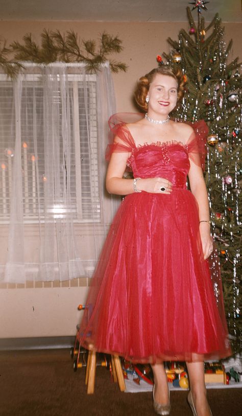 Vintage Christmas Dress, Vintage Christmas Photos, Fake Christmas Trees, Holiday Party Dress, Real Christmas Tree, Look Retro, Mid Century Christmas, Red Gowns, Old Fashioned Christmas