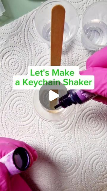 How To Make Resin Shaker Keychain, Shaker Keychain Ideas, Beginner Resin Crafts, Cute Resin Keychain Ideas, Beadable Products Diy, Epoxy Resin Keychain Ideas, Acrylic Circle Crafts, Keychain Resin Ideas, Resin Keychain Tutorial