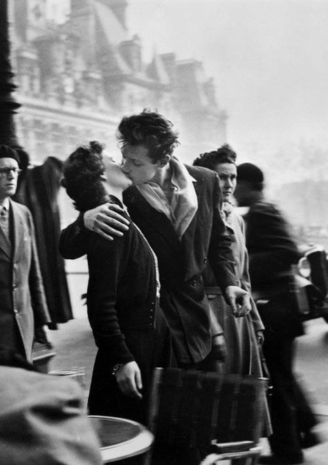 Paris 1950 love black and white kiss vintage paris love photography Famous Street Photographers, Frank Horvat, Vintage Foto's, Saul Leiter, Steve Mccurry, Martin Parr, Robert Doisneau, Henri Cartier Bresson, Vivian Maier