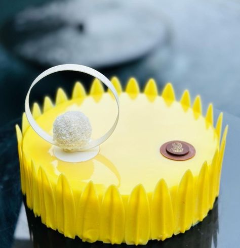 Pineapple Entremet, Pineapple Cake Design, Entremet Cake, Cake Presentation, Premium Cake, Mini Sweets, Cake Yellow, Yellow Food, Dessert Presentation