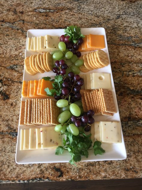 Fruit Platter Designs, Cheese And Crackers, Decorações Com Comidas, Party Food Buffet, Charcuterie Inspiration, Party Food Platters, Charcuterie Recipes, Recipes Appetizers And Snacks, Buffet Food