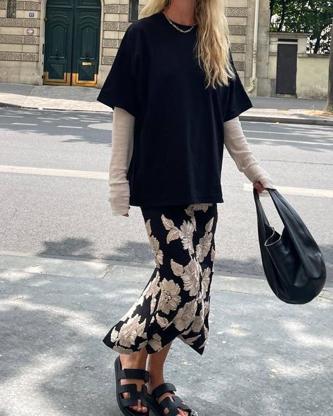 The Stylish and Easy Outfit Formula Scandi Girls Wear | Who What Wear Skirt Outfit Inspiration, Easy Outfit, Outfit Formulas, Health Knowledge, Skirt Outfit, Mode Inspo, On Repeat, Looks Style, Mode Inspiration