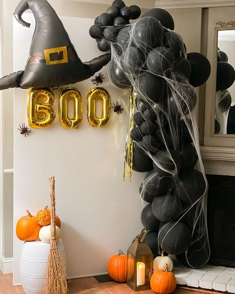 Simple Halloween Birthday Decorations, Halloween Birthday Party Balloon Arch, Halloween Bash Decorations, Halloween Party Decor Birthday, Halloween Decorations For Birthday Party, Birthday Halloween Decorations, Halloween Party Inspo Adults, Halloween Party Decor Easy, Halloween Party Decor Balloons