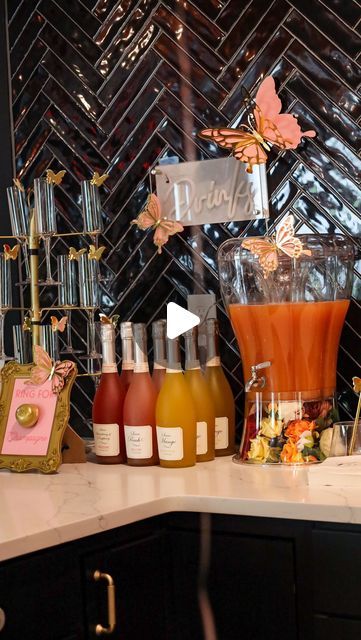 Lakeishea Drayton on Instagram: "Hey DIY mama I know y’all are already planning those Summer Parties! Comment DRINK UP and I’ll send you everything I used in this video to create your own. Having a cocktail station at your party not only gives you another place to be creative with your party theme, but if your on a budget can help you save money on having to buy a ton of bottles or have a bartender. I love that you can get as creative as you want. You can have as many drink options as you want. It can be set it up on a bar, table, or island like I did. I would recommend giving your drink(s) a name and having the color match the party design. This idea can be used for both cocktails and mocktails. Be sure to save this post for your next event and share with a friend in need.   Happy Saturda Drink Station At Wedding, Self Serve Alcohol Bar Party, Wedding Drink Bar Station, Bar Grand Opening Ideas, Drink Buffet Beverage Stations, Diy Mimosa Bar Drink Stations, Drinks Set Up For Party, Bar Setup For Party Cocktails, Bar Table Set Up For Party