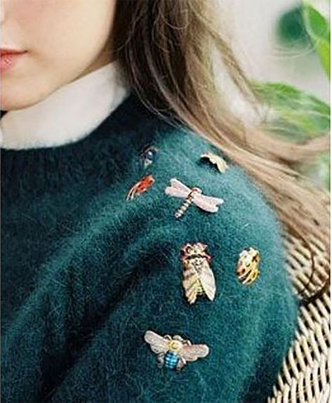 10 Creative Things You Can Do with a Brooch | Accessories Expert Creative Things, Elegante Casual, Patchwork Dress, Green Wool, Elegant Shirt, Inspiration Mode, Trendy Jewelry, Skirt Pattern, Fashion Stylist