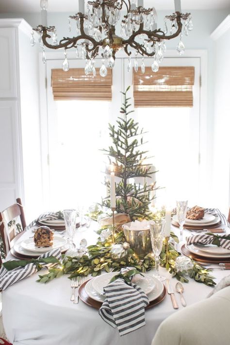 A Fresh Green Christmas Table - Shades of Blue Interiors Christmas Dinner Table Settings, Winter Centerpieces, Table Centerpiece Decorations, Christmas Dining Table, Christmas Dinner Table, Christmas Table Centerpieces, Tablescape Inspiration, Christmas Tablescape, Holiday Tablescapes