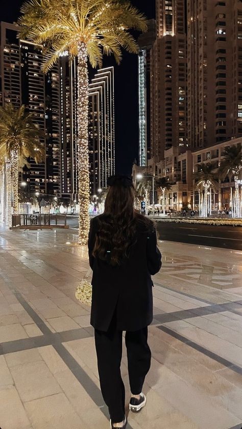 Dubai Aesthetic Girl, Dubai Picture Ideas, Dubai Vacation, Luxury Couple, Dubai Aesthetic, Beautiful Beach Pictures, Dream Pictures, Black And White Picture Wall, Sparkle Wedding Dress