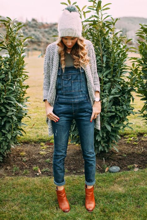 Overalls // Twenties Girl Style Overalls Outfit Winter, Style Salopette, Overalls Outfits, Trendy Overalls, Style Overalls, Overall Outfit, Overalls Outfit, Denim Overalls, Mode Vintage