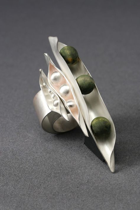 Kelly Nye_peas in a pod Peas In A Pod, Jewelry Showcases, Creative Jewelry, Peas, Pearl Jewelry, Amazing Jewelry, Gems, Queen, Sculpture