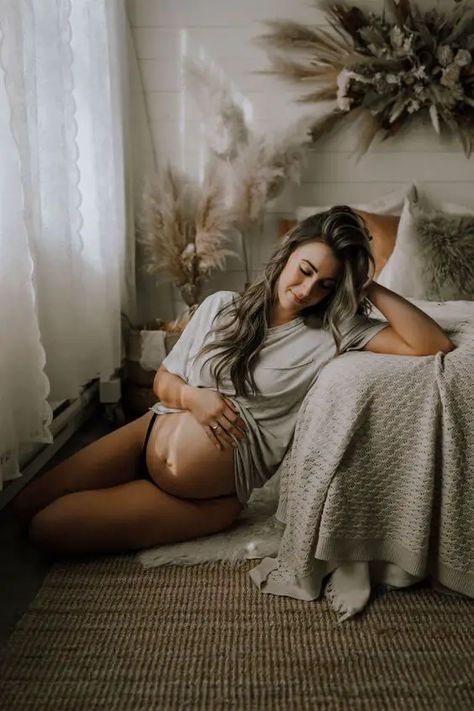 65 Top Creative and Casual Maternity Photoshoot Ideas | Love and Moms Bedroom Maternity Photos, Indoor Maternity Photos, Boho Maternity Photos, Lifestyle Maternity Photography, Home Maternity Photography, Diy Maternity Photos, Indoor Maternity Photography, Studio Maternity Shoot, Maternity Picture Outfits