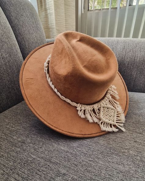 Hat Band Macrame 🤠🤎 . . . . . #macrame, #macrameboho, #macramedecor, #macrametijuana, #macramelove, #hatbandaccessories, #hatband, #hats, #hatmacrame, #accessories, #tijuana, #hatbandboho, #boho, #bohostyle, #bohochic, #bohovibes, #bohofashion, #modamacrame, #Decorartesy Macrame Hat Band, Macrame Hat, Macrame Accessories, Macrame Boho, Chocolate Caliente, Macrame Decor, Hat Band, Straw Hat, Boho Chic