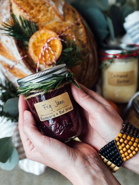 Bread Gift Basket Ideas, Bread Gift Basket, Homemade Bread Gift, Jam Gift Basket, Jam Jar Crafts, Bread Gift, Bread Gifts, Jam Gift, Christmas Jam