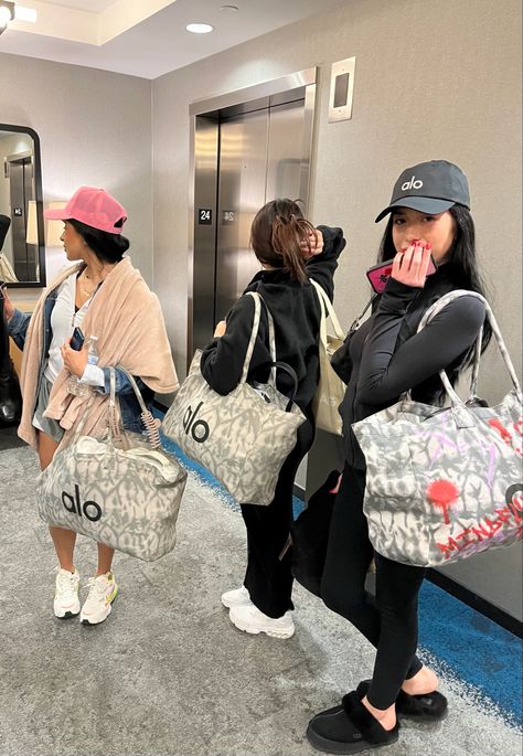 Alo Bag Outfit, Alo Aesthetic Outfit, Airport Bags Handbags, Alo Tote Bag Outfit, Alo Bags, Alo Backpack, Alo Headband Outfit, Alo Sets Aesthetic, Alo Hat Outfits