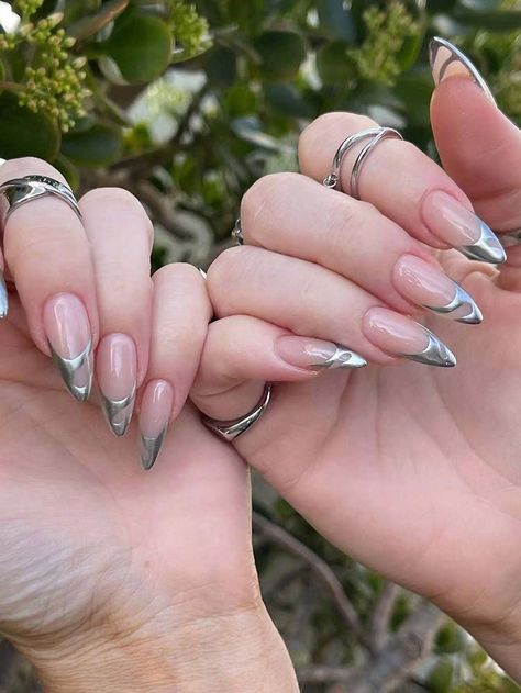 Plateado  Collar   Plantas Uñas de Color Embellished Silver Nails Inspiration, Gala Nails, Silver Manicure, Y2k Designs, Silver Nail Designs, Bridal Nail, Girls Y2k, Ballet Nails, Jelly Wallpaper