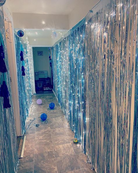 Frozen Birthday Party Entrance, Frozen Office Decor, Disney Frozen Party Decorations, Frozen Birthday Theme Ideas, Frozen Dance Party, Frozen Birthday Ideas Decoration, Frozen Five Birthday, Frozen Prom Theme, Birthday Winter Wonderland Theme