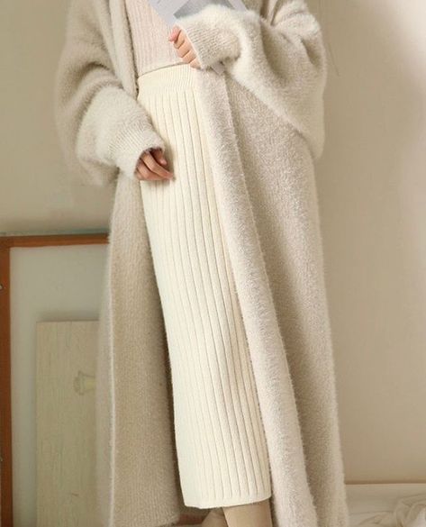 SEEN ON HER®️ (@seenonher_) • Instagram photos and videos Long White Cardigan, Gilet Long, Winter Vest, Knitting Women Cardigan, Cardigan Sweater Coat, Cardigan Long, Winter Clothes, Winter Outfits Women, Cashmere Cardigan