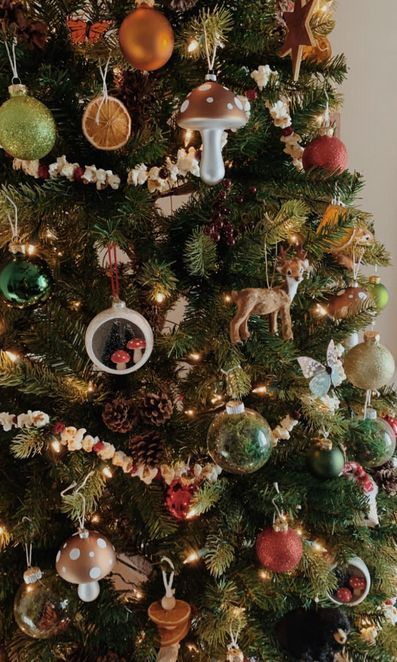 Woodland Christmas Tree, Cottagecore Christmas, Christmas Tree Forest, Natural Christmas Decor, Cozy Christmas Decor, Christmas Tree Inspiration, Christmas Interiors, Woodland Christmas, Christmas Inspo