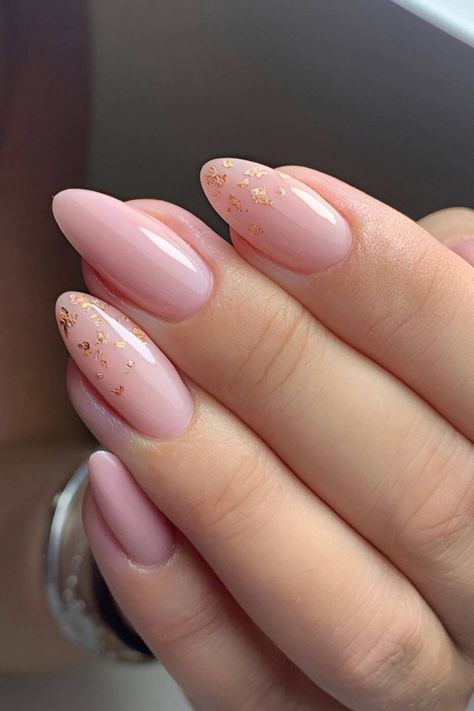 Nude nails are a true classic of the manicure world that can never go out of style. They look gorgeous on every occasion and season of the year. Plus, this nail trend comes in millions of options. You can change the shades and the shapes to fit your mood, style, and outfits better. Natural length, long tips, full acrylic, or short nails all look stunning with this neutral color palette. Acrylic Nails Natural, Baby Pink Nails, Nude Nail Designs, Simple Gel Nails, Casual Nails, Work Nails, Soft Nails, Pink Acrylic Nails, Oval Nails