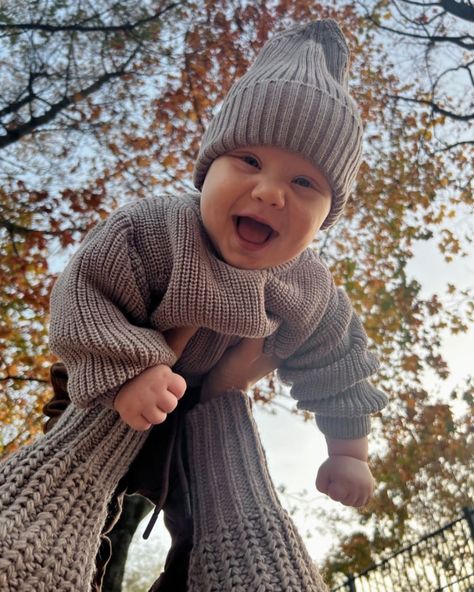 Autum Photoshoot Baby, Fall Photos With Baby, Baby Autumn Photography, Autumn Baby Photoshoot, Instagram Picture Ideas Fall, Winter Baby Pictures, Fall Baby Photos, Fall Newborn, Fall Baby Pictures