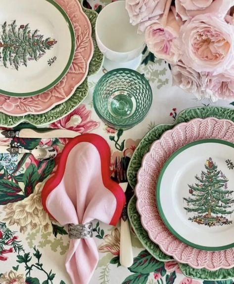 Tiffany Christmas, Deco Pastel, Tablescape Ideas, Christmas Tablescape, Spode Christmas Tree, Spode Christmas, Christmas Inspo, Christmas Tablescapes, Christmas Tea