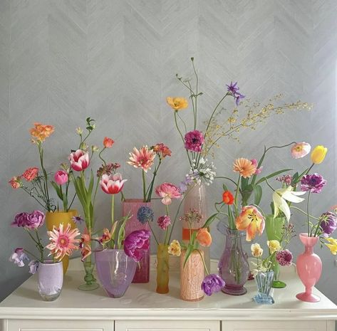 Diy Wedding Centerpieces Wildflowers, Colorful Glass Vases Wedding, Floral Table Design, Colored Vases Wedding, Room Flowers Aesthetic, Colorful Bud Vases Wedding Centerpiece, Non Flower Wedding Centerpieces, Retro Wedding Florals, Wedding Table Decorations Spring