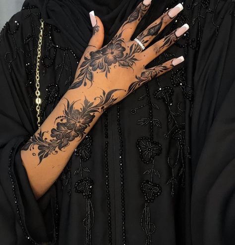 @hamanasdesign_ on IG Tattoo Like Mehandi Designs, Henna Tattoo Designs Arm, Henna Designs Back, Simple Mehandi, Simple Henna Designs, Cute Henna Designs, Tattoos Henna, Cute Henna Tattoos, Modern Mehndi