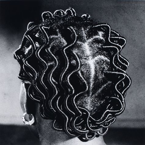 Untitled [Back Parting], 1966 © J.D. ‘Okhai Ojeikere. Courtesy The Walther Collection and Galerie Magnin-A, Paris . African Threading, Hair Threading, Traditional Hairstyle, Weak Hair, Hair Regimen, Maintaining Healthy Hair, Afro Punk, African Braids, African American Hairstyles