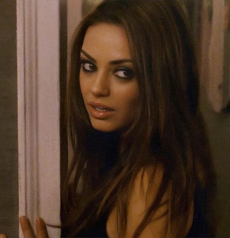 Mila Kunis Makeup, Mila Kunis Hair, Mila Kunis Style, Brunette Celebrities, Brunette Actresses, Aesthetic 2000s, Mila Kunis, Bella Swan, Brunette Girl