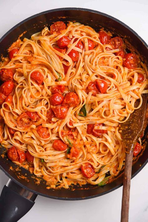 Cherry Tomato Garlic Pasta - Real Greek Recipes Garlic And Tomato Pasta, Cherry Tomatoes Recipes Pasta, Minced Garlic Recipes, Tomato Garlic Pasta, White Wine Pasta Sauce, Chicken Main Dish Recipes, Fresh Tomato Pasta, Okra And Tomatoes, Tomato Pasta Recipe