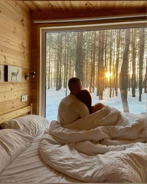 Cozy Cabin Aesthetic, Romantic Cabin Getaway, Split Personalities, Friends Aesthetics, Paris Room Decor, Honeymoon House, Getaway House, Cabin Vibes, Cabin Trip