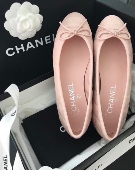 Dior Flowers, Pretty Heels, Chanel Flats, Shoes Chanel, Chanel Pink, Dress Luxury, London Style, Ballerina Shoes Flats, Malibu Barbie