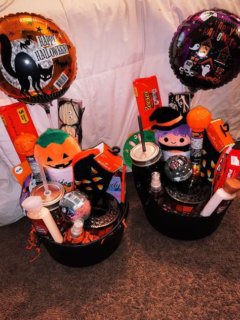 Fall Spooky Baskets, Spooky Basket Girlfriend, Halloween Spooky Baskets Ideas, Spookie Basket For Friends, Halloween Basket For Coworkers, Halloween Boo Baskets For Kids, Friend Spooky Basket Ideas, Spooky Basket For Him Ideas, Small Spooky Baskets For Friends