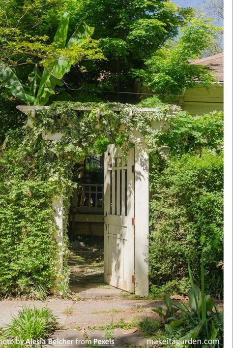 Secret Garden Gate, Mini Garden Decor, Zen Garden Backyard, Secret Garden Door, Retreat Design, Garden Archway, Walled Gardens, Garden Escape, Diy Crafts Ideas