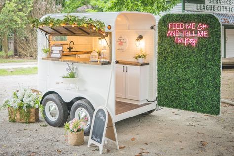 Cupcake Trailer, Vintage Horse Trailer, Foodtrucks Ideas, Mobile Bar Cart, Boutique Patisserie, Bar Events, Coffee Food Truck, Mobile Cocktail Bar, Mobile Cafe