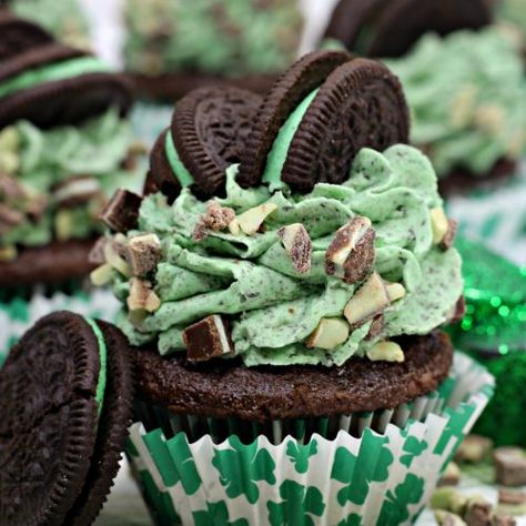 St Patrick's Day Andes Mint Oreo Chocolate Cupcakes - 4 Sons 'R' Us Homemade Refrigerator Pickles, Strawberry Upside Down Cake, Andes Mints, Mint Frosting, Moist Cupcakes, Andes Mint, Mint Oreo, Oreo Chocolate, Homemade Frosting