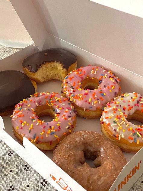 Aesthetic Donut Pictures, Strawberry Dessert Aesthetic, Dunkin’ Donuts, Doughnuts Aesthetic, Dunkin Donuts Aesthetic, Doughnut Aesthetic, Dunkin Donuts Breakfast, Dunkin Aesthetic, Donuts Dunkin