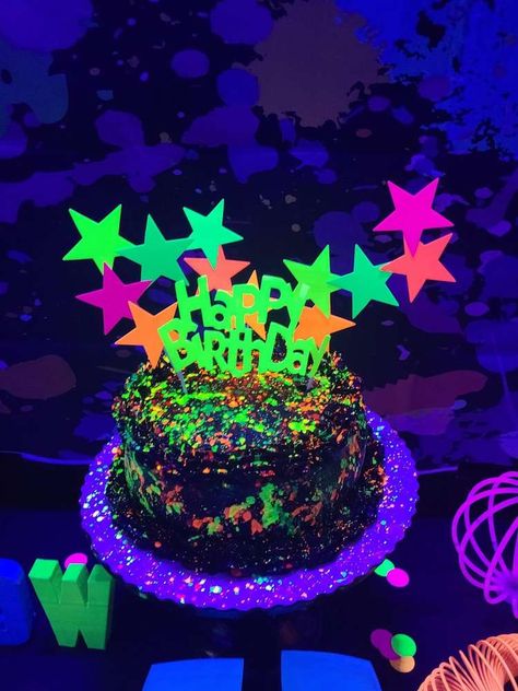 Aesthetic Neon Party, Glow In The Dark Swim Party Ideas, Glow In The Dark Birthday Party Cake, Glow Party Aesthetic, Neon Birthday Party Cake, Glow In The Dark Birthday Cake, Neon 13th Birthday Party Ideas, Glow Birthday Cake, 90s Birthday Party Ideas