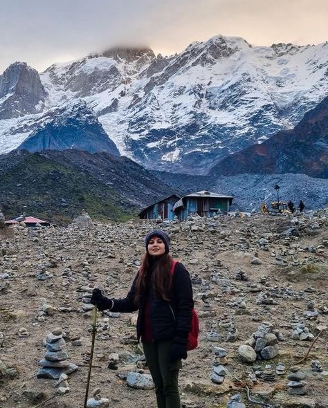 Kedarnath Photography Poses, Kedarnath Photo Pose, Kedarnath Photo, Jay Mahakal, Kedarnath Temple, Travel Pose, Easy Photography Ideas, Best Poses For Photography, Mountains Travel