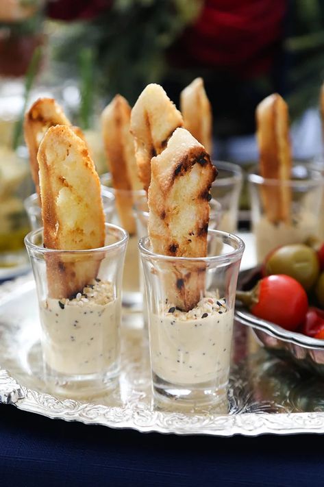 Fancy Food Platters, Savory Canapes Ideas, Hummus Crostini Appetizers, Easy Appetizers For Wedding, Farmers Market Appetizers, Holiday Catering Menu Ideas, Mini Appetizers Wedding, Cocktail Party Apps, Easy Cocktail Party Appetizers