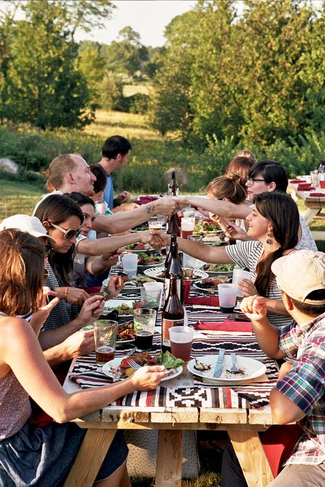 People Enjoying Food, Happy Big Family, Big Family Gathering, Picnic With Family, Community Picnic, Brian Ferry, Dream Bbq, Outdoor Bbq Party, Family Cookout