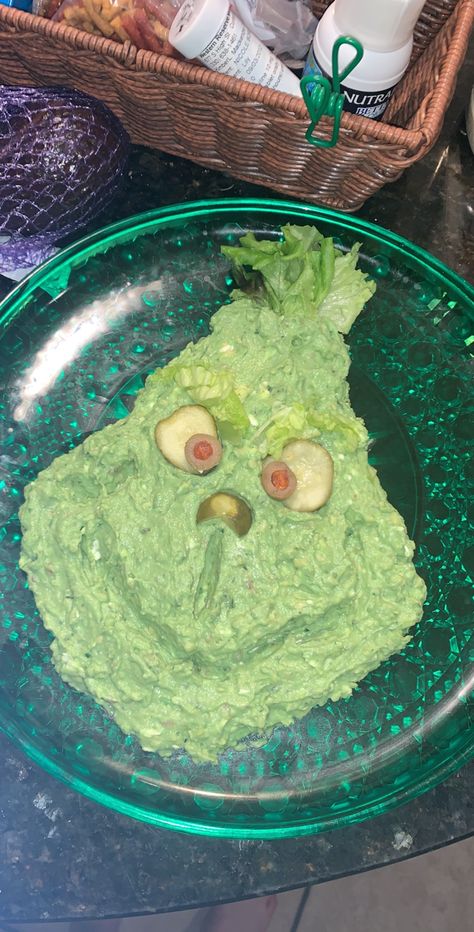 Christmas Guacamole Wreath, Grinch Guacamole Dip, Mexican Food Christmas Party, Mexican Christmas Party Food, Grinch Guacamole, Party Food Items, Grinch Food, Grinch Snack, Grinch Kabobs