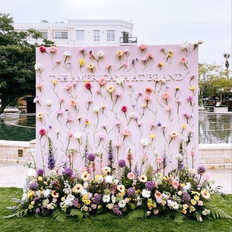 New Floral Backdrop for Birthdays, Anniversary, Roka, Engagement & Baby Showers Book Now : @decorty.in (9953805827) #floralbackdrop #flower #floralbackdrops #flowerbackdrops #backdrop #rosebackdrop Flower Photo Backdrop Ideas, Baby Shower Backdrop With Flowers, Backdrop Set Up, Birthday Picture Wall Photo Backdrops, Flower Set Up, Chiara Backdrop With Flowers, Birthday Flowers Decorations, Stage Decorations Flowers, Garden Birthday Backdrop