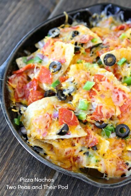 Pizza Nachos on twopeasandtheirpod.com Perfect game day food! #recipe #pizza #nachos Pizza Nachos Recipe, Pizza Nachos, Pizza Margherita, Campfire Food, Nachos Recipe, God Mat, Football Food, Party Food Appetizers, A Pizza