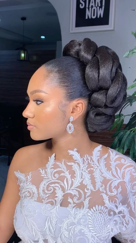 alrosalhairtomakeupartistry on Instagram: This Beat🤩🤩🤩 CLASSIC!!! 💯 Traveled round the world of social media with this glam 😅😅😅😅 #bridalinspirations Sweet belle @aesthora 😍… Bridal Updo Black Women, Glam Updo, Black Bridesmaids Hairstyles, Bridal Hair Styling, Bride Hairstyles Updo, Hairstyles For Brides, Natural Hair Wedding, Classic Glam, Wedding Mirror