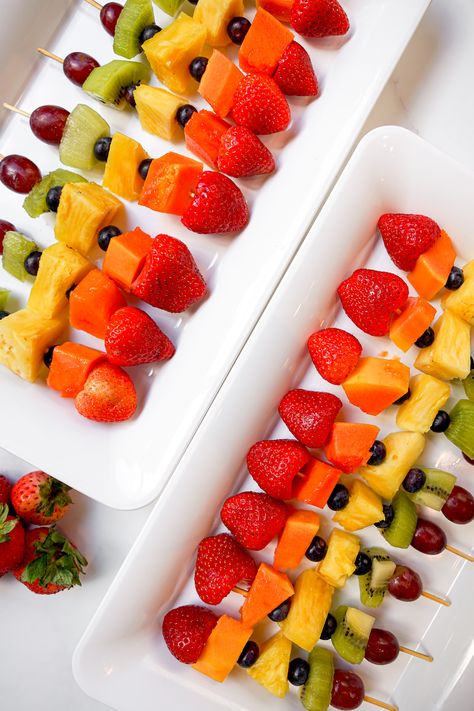 Finger Food For Birthday Party, Fruit Kebabs For Kids, Kids Party Menu, Fruit Salad Ideas Parties, Fruit Kebab, Fruits Platter, Birthday Catering, Birthday Party Menu, Charcuterie Appetizers