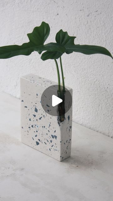 Making Concrete Pots, Easy Concrete Crafts, Cement Ornaments Diy, Cement Diy Ideas, Cement Vases Diy, Cement Crafts Concrete Projects, Concrete Vase Diy, Concrete Crafts Ideas, Diy Cement Projects