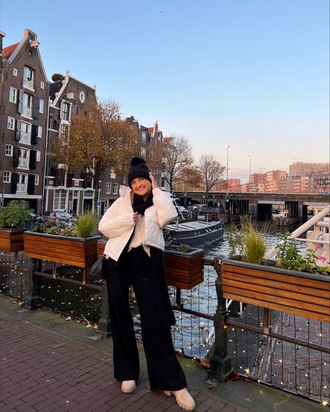 Winter In Amsterdam Outfit, Amsterdam Outfit Winter, What To Wear In Amsterdam, Amsterdam Winter, Amsterdam Outfit, December Outfits, Girly Fits, Latest Outfits, Prague