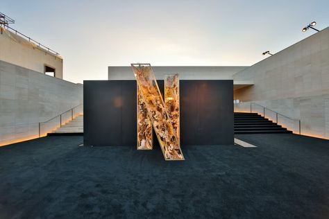 During Emmys weekend in September 2022, Netflix celebrated its top TV talent at LA's Milk Studios with a stylish soiree produced by Best Events. A large sculpture of a ribbon "N" logo made of acrylic panels was filled with neutral-colored florals—a mesmerizing contrast to the black carpeting that led attendees inside. See more: Emmys 2022: Inside Parties From Netflix, Disney, Paramount, and More Photo: Tiffany Rose Faux Chandelier, San Diego Gaslamp, Neon Carnival, Grammys 2020, Catering Design, Youtube Artists, Coachella 2019, Awards Viewing Party, Gold Skies