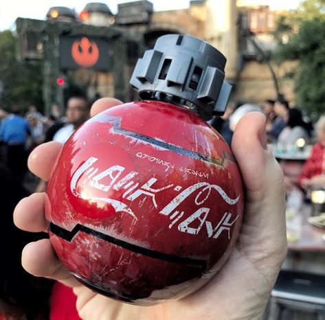 Disneyland Park California, Star Wars Snacks, California English, Disneyland Star Wars, Galaxys Edge, The Millennium Falcon, Star Wars Galaxy's Edge, Star Wars Design, Galaxy's Edge